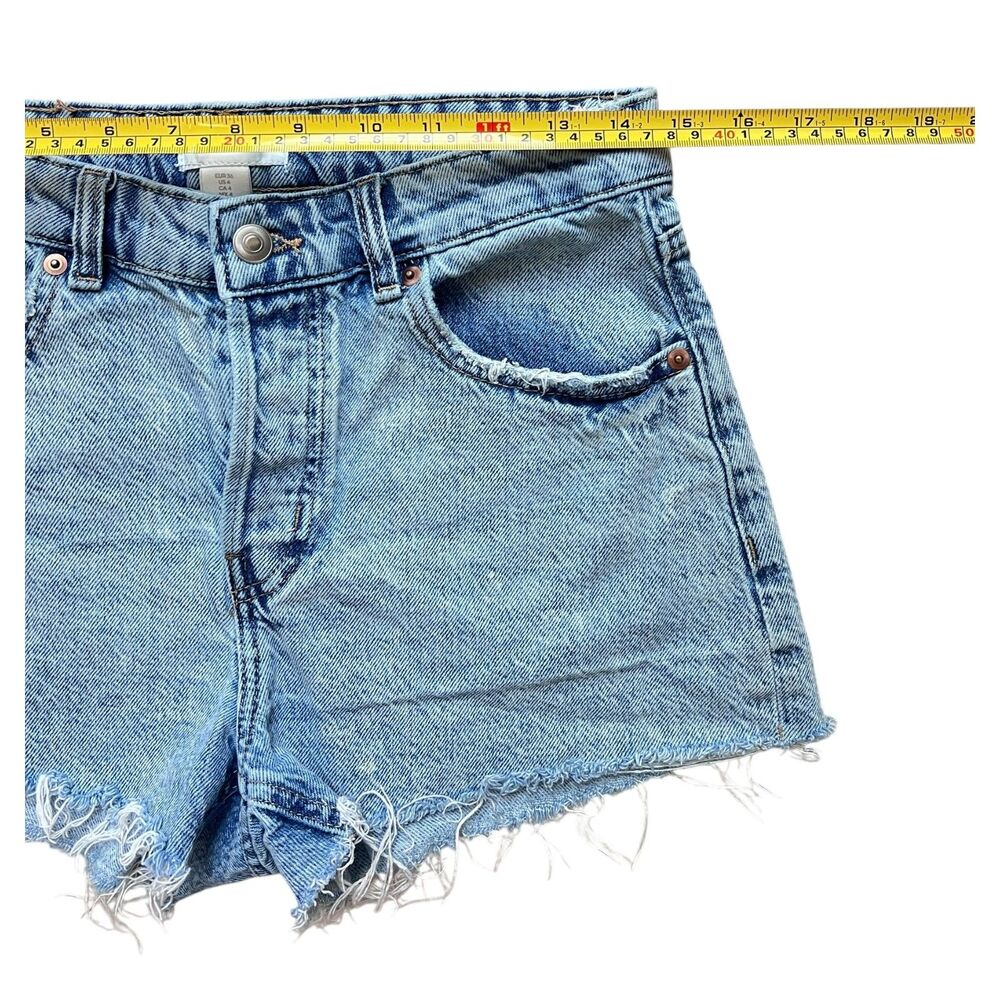 H&M Light Wash Frayed Hem Denim Cutoff Shorts Size 4 - Picture 4 of 5